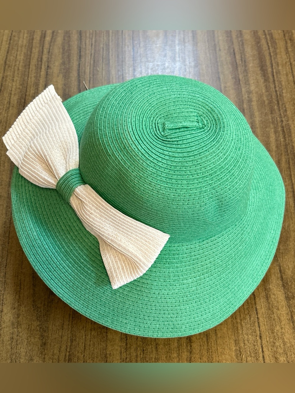 Y & W Headwear NWT Kelly Green Flexible Sun Hat w/Cream Bow Accent Chin Strap
